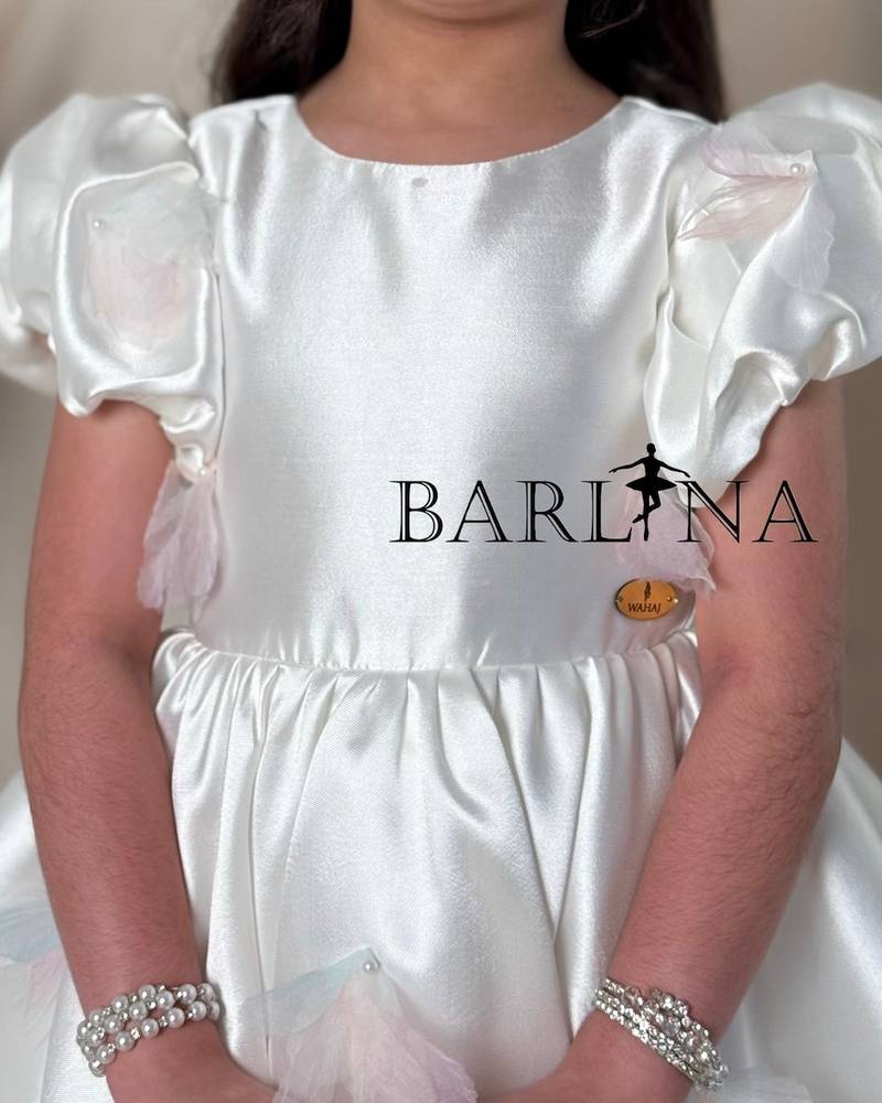 Off-white girls' dress with a royal cut