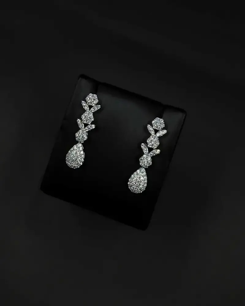 Elegant earrings with a shiny teardrop finish