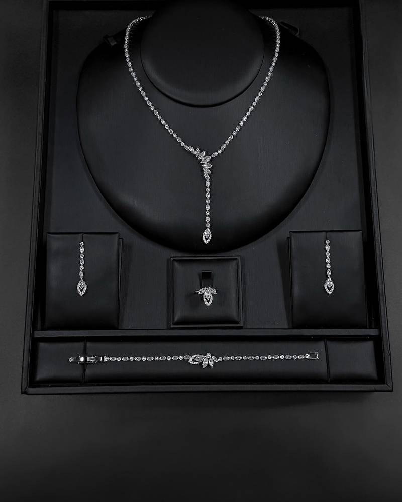 Elegant accessory set with a long delicate pendant