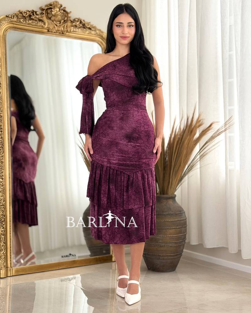 One-shoulder dress with a side knot on the shoulder