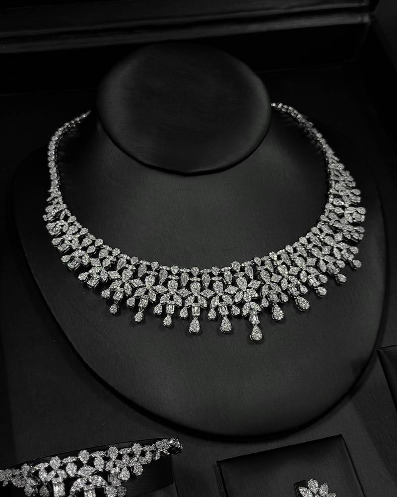 Royal accessory set with a glittery leaf design