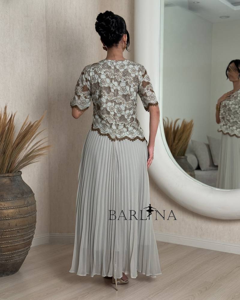 Floral pleated dress with a wavy hem