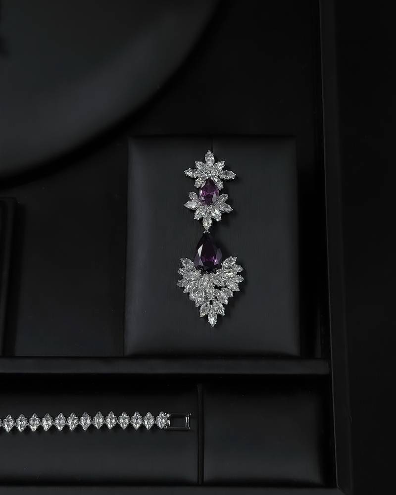 Accessory set with a pink stone in a twisted design