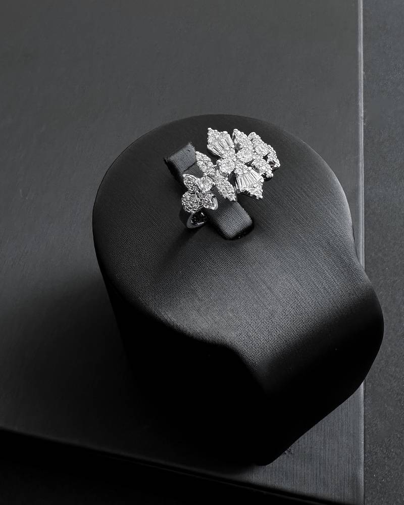 Luxurious accessory set with geometric details