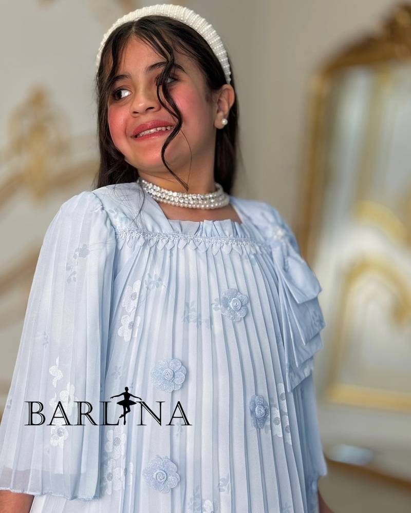Girls' dress with pleats and a bow on the shoulder