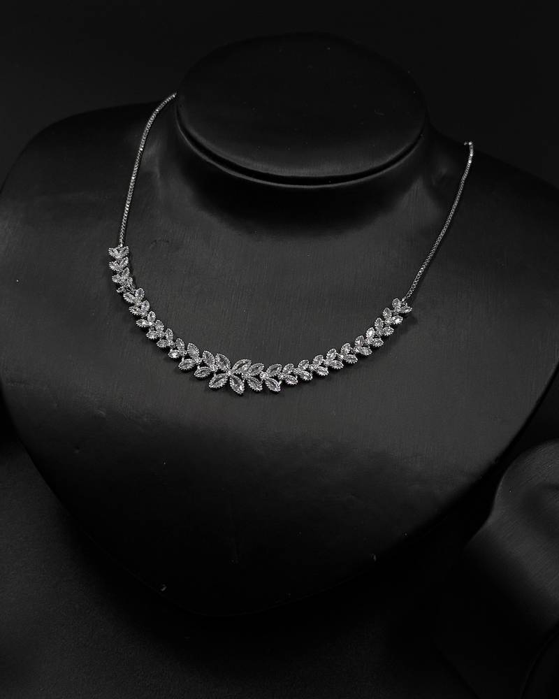 Silver accessory set in the shape of interlocking leaves