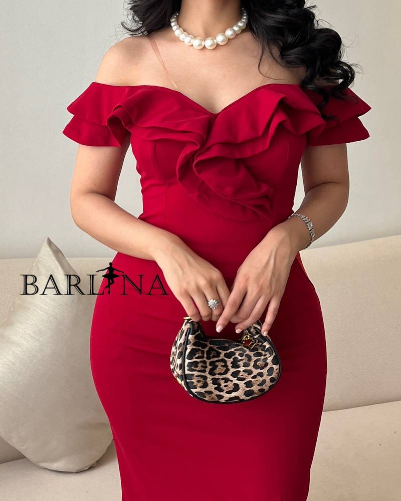 Elegant red crepe dress with a fitted cut