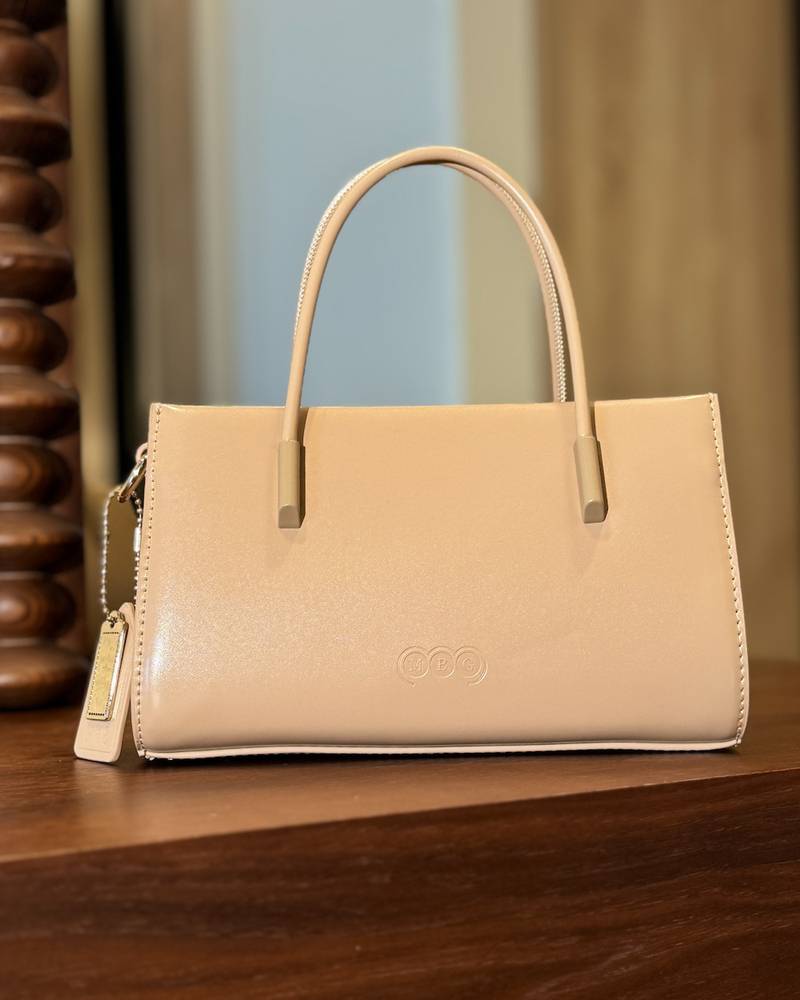 Practical handbag with an elegant design