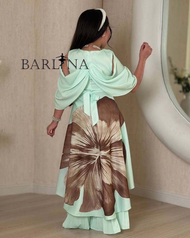 Girls' outfit with a long blouse and pleated pants