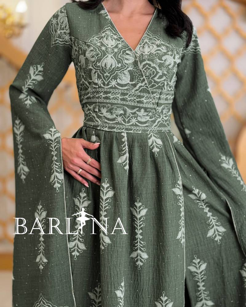 A luxurious jalabiya with delicate and elegant embroidery.