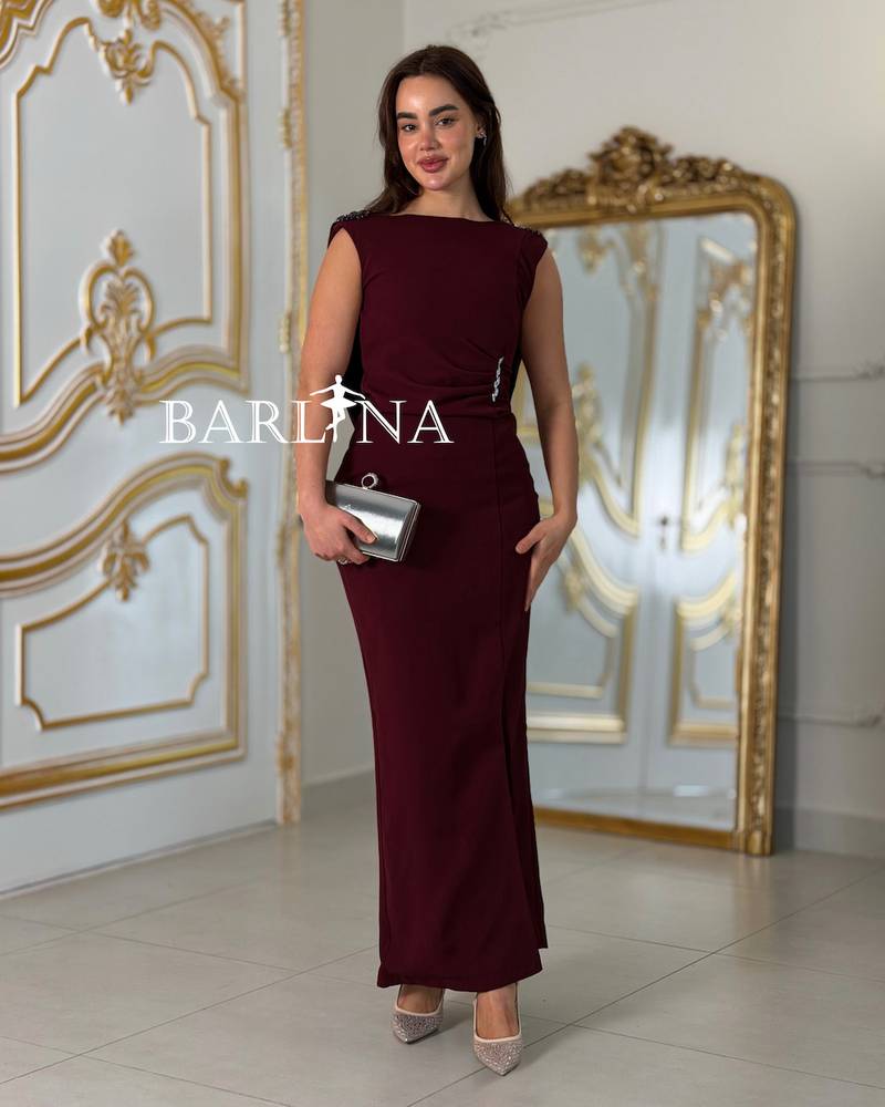 Elegant burgundy dress with soft touches at the waist