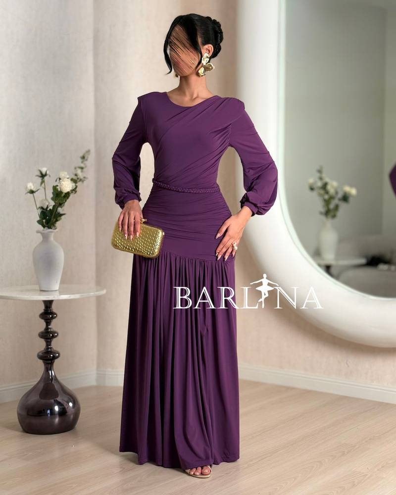 Elegant dress with long sleeves and pleated hem