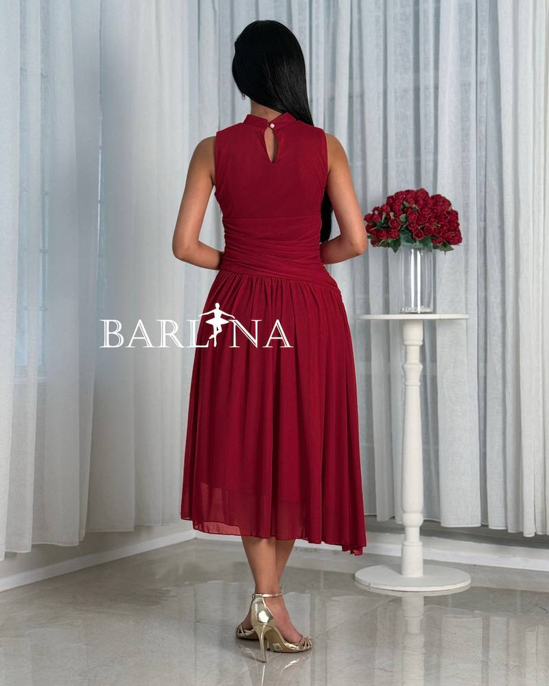 Soft red dress with pleats at the waist