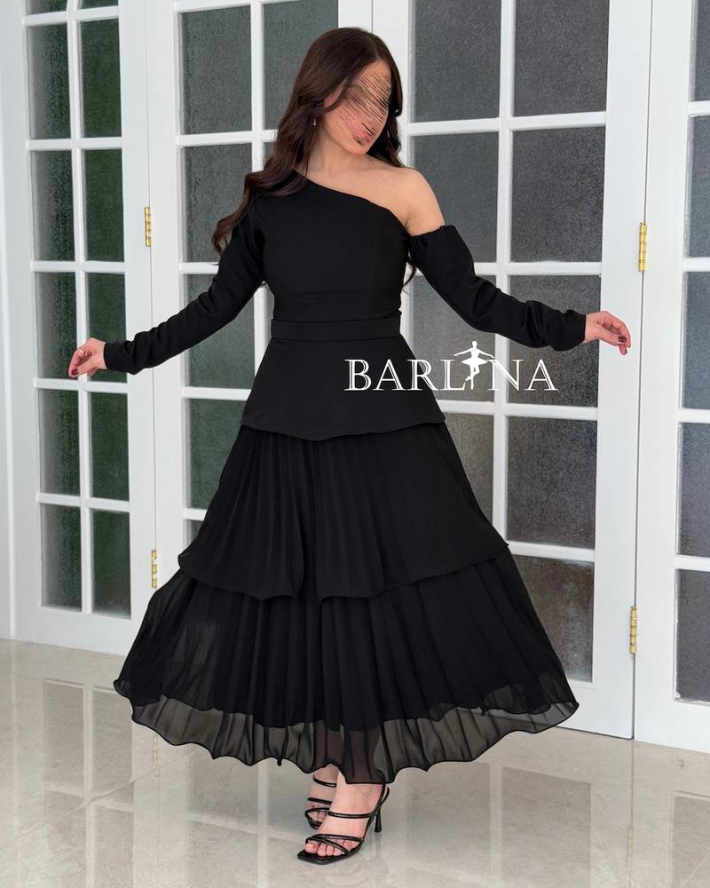 Soft black dress with a one-shoulder design