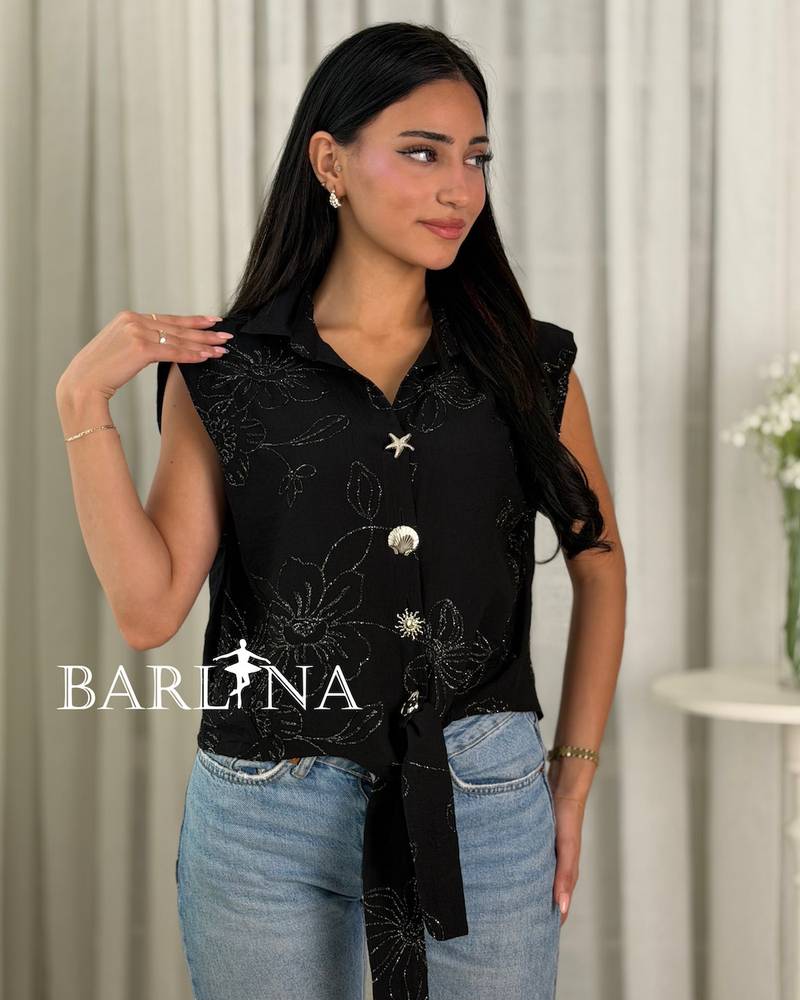 Elegant blouse with delicate details and front tie