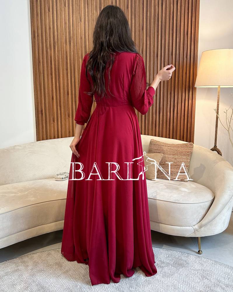 Burgundy dress with plissed sleeves