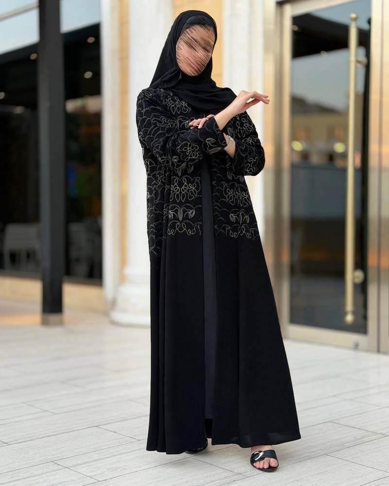 عباية أنيقة مزينة بنقوش فنية راقية