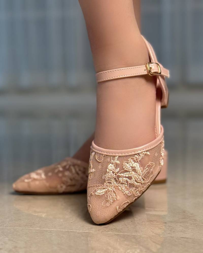 Girls' shoes with a rose patterned heel