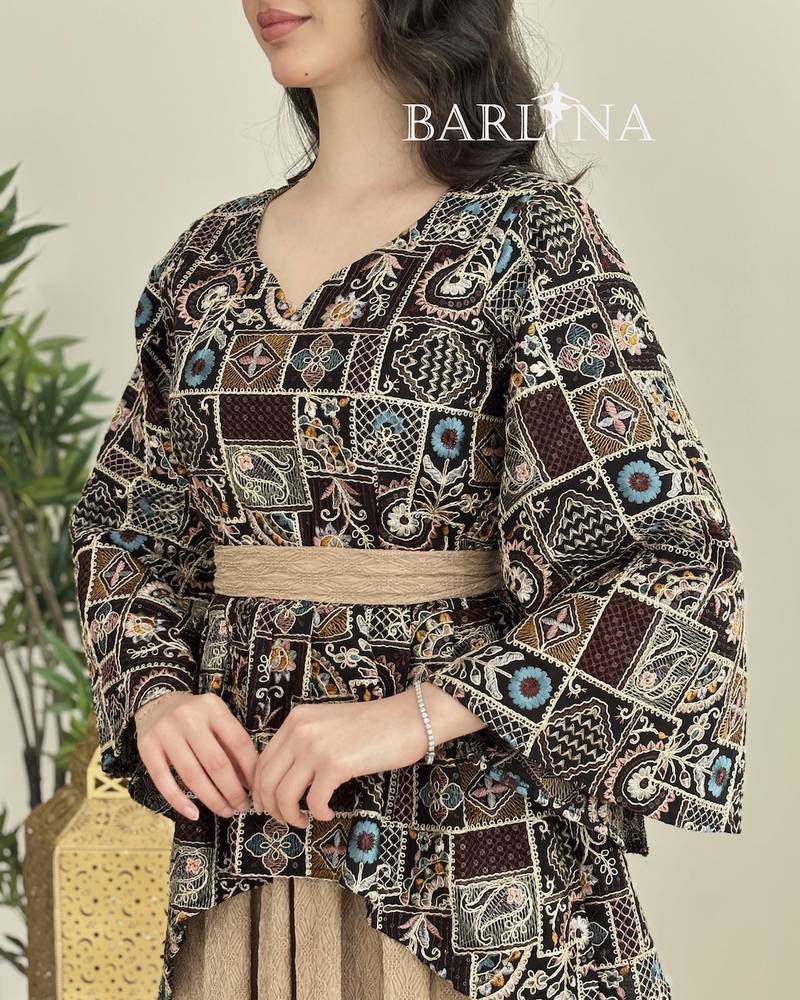 Beige jalabiya with bodice decorated with geometric patterns