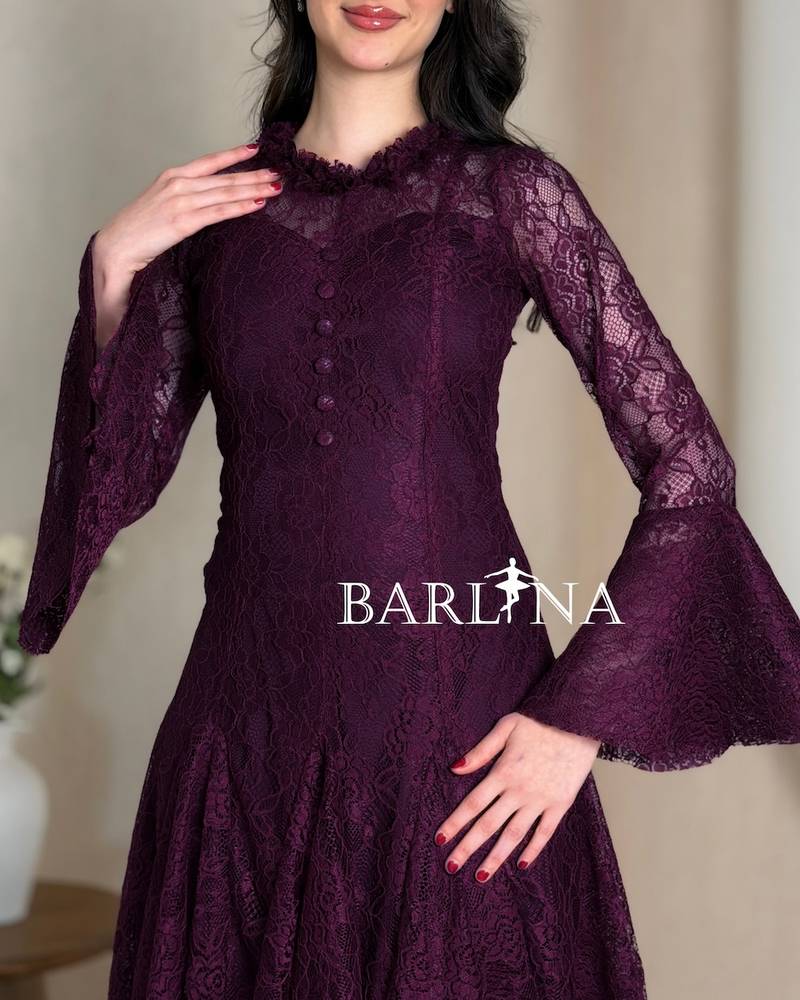 Elegant wide-cut lace midi dress