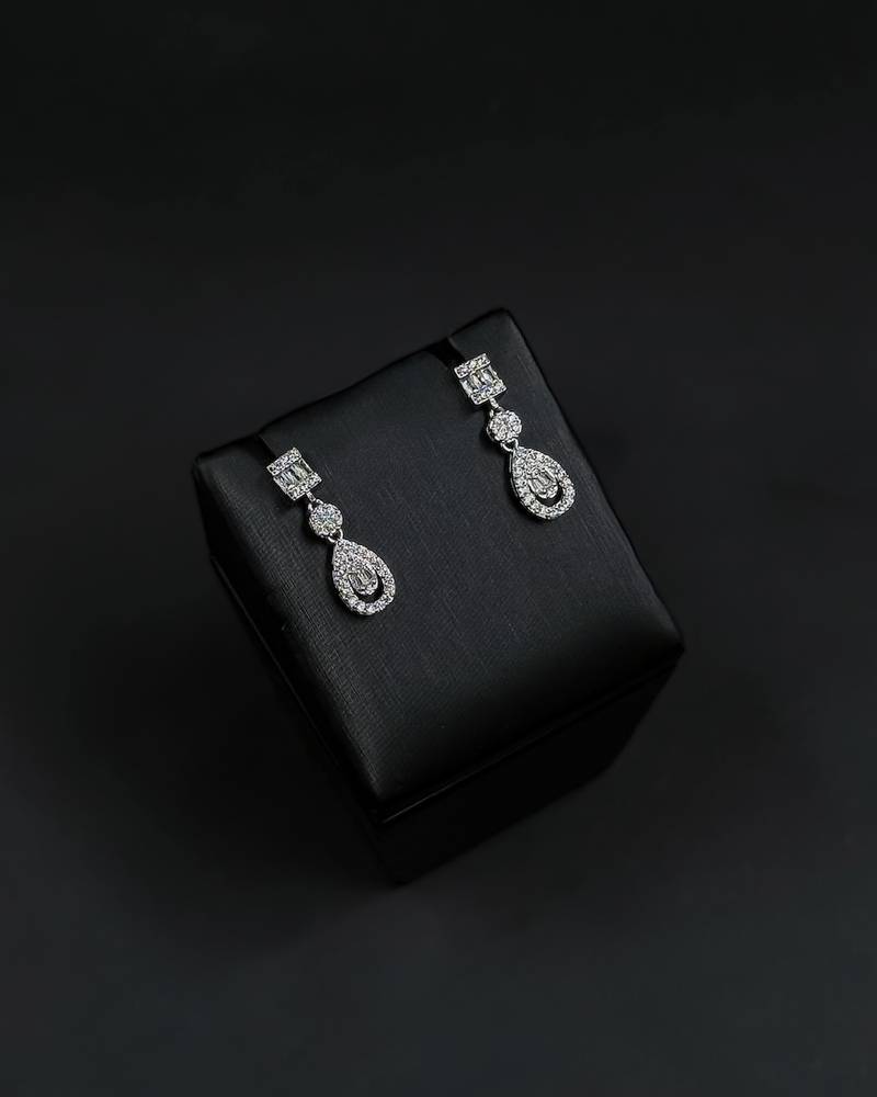 Accessory set with a delicate central pendant
