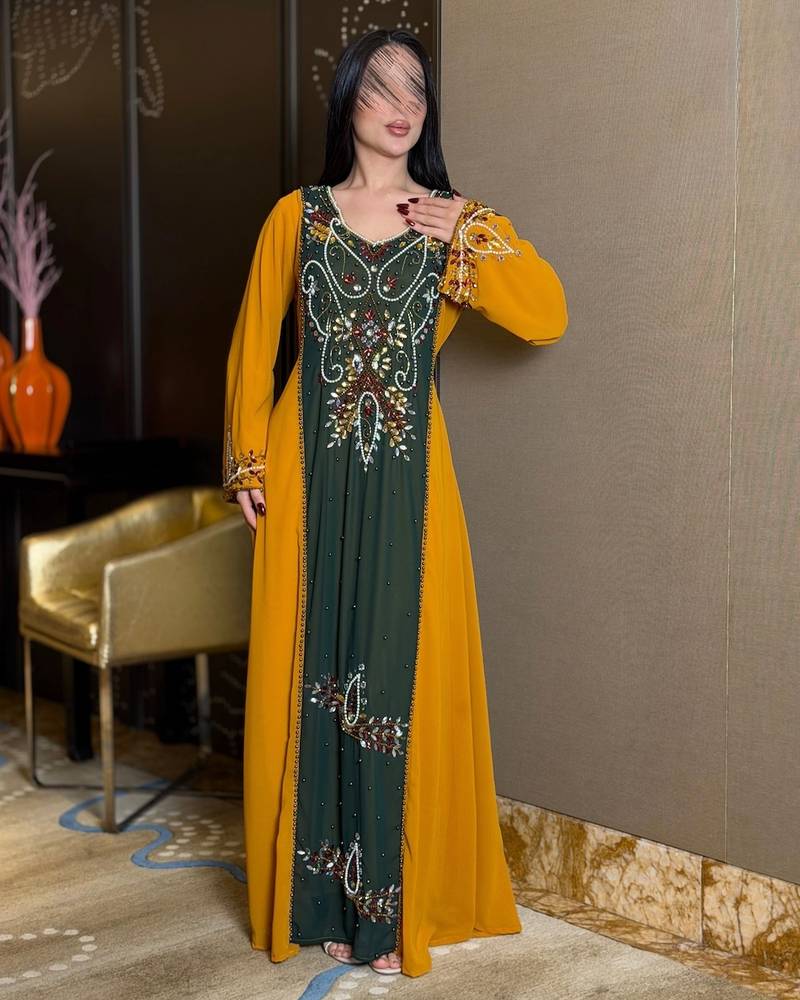 جلابية بلونين مزينة بكريستالات مع طرحة