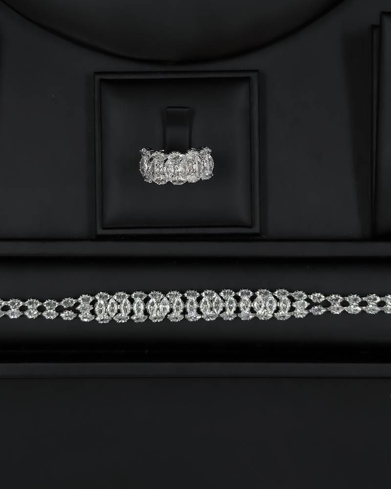 A classic accessory set with luxurious details
