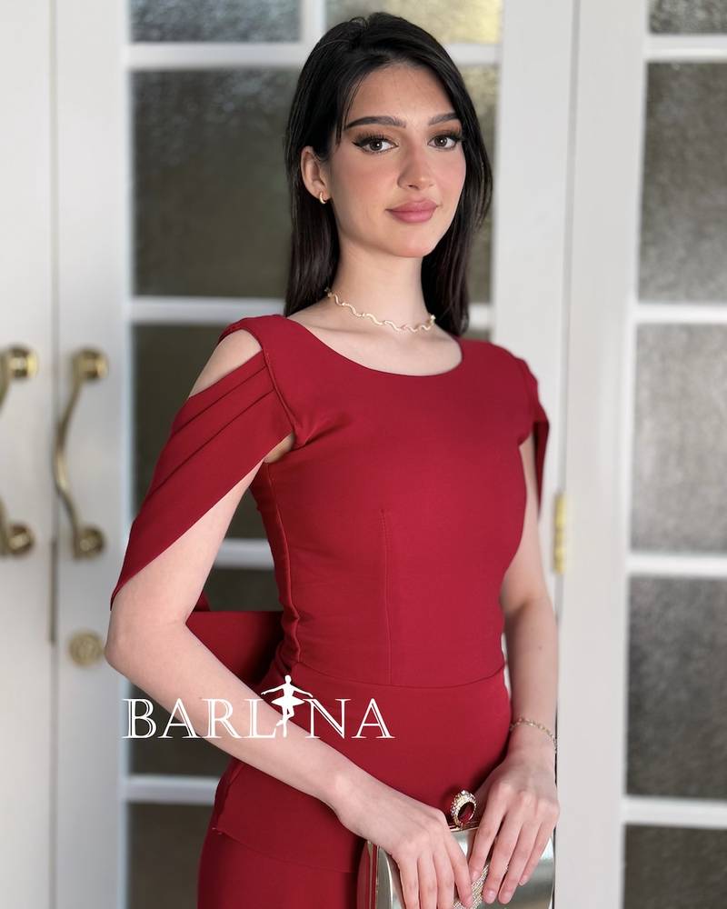 فستان احمر انيق بقطعة منسدلة الى الخلف