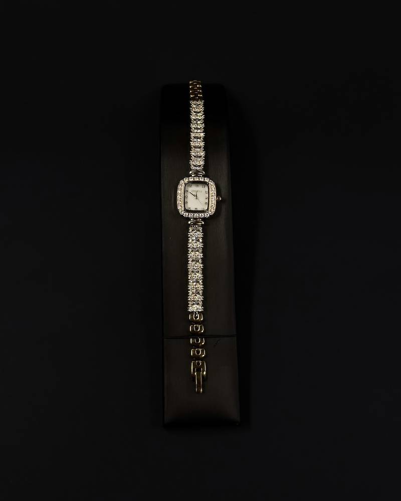 Elegant wristwatch with a shiny square frame