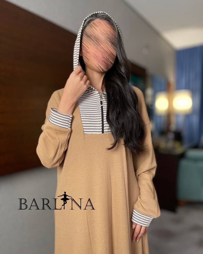 قميص بيج طويل بياقة مخططة مع سحاب