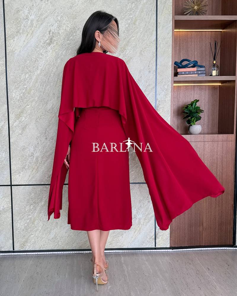 Elegant red dress with long shoulders