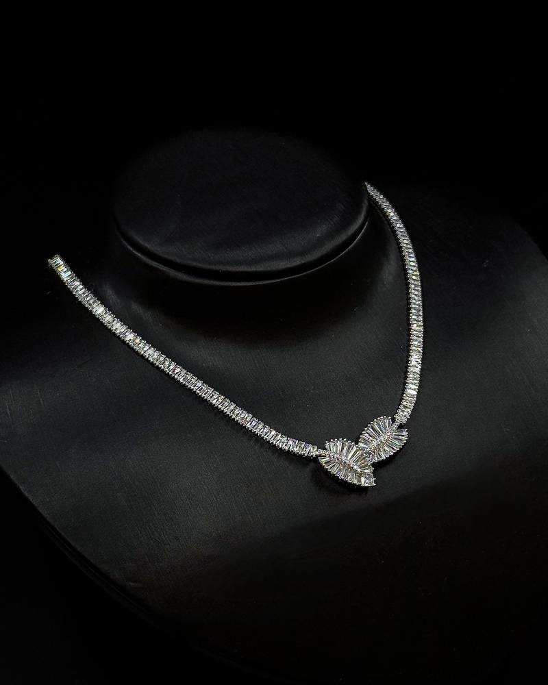 A simple and elegant accessory set