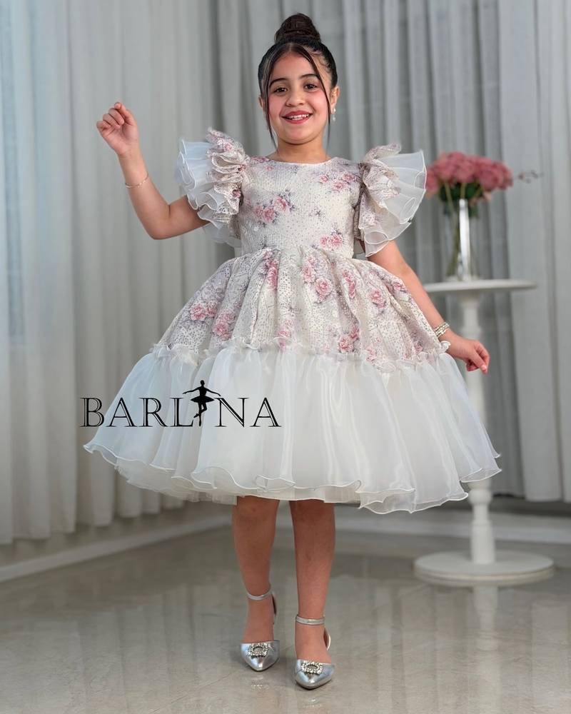 Off-white girls' dress with ruffled sleeves