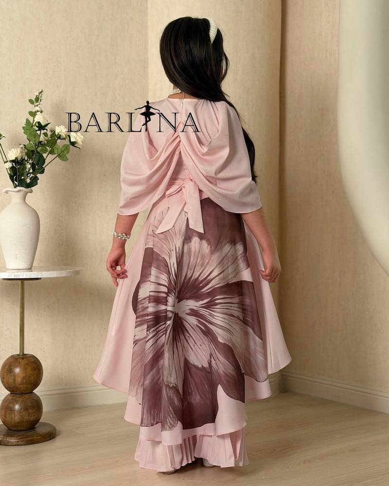 Girls' outfit with a long blouse and pleated pants