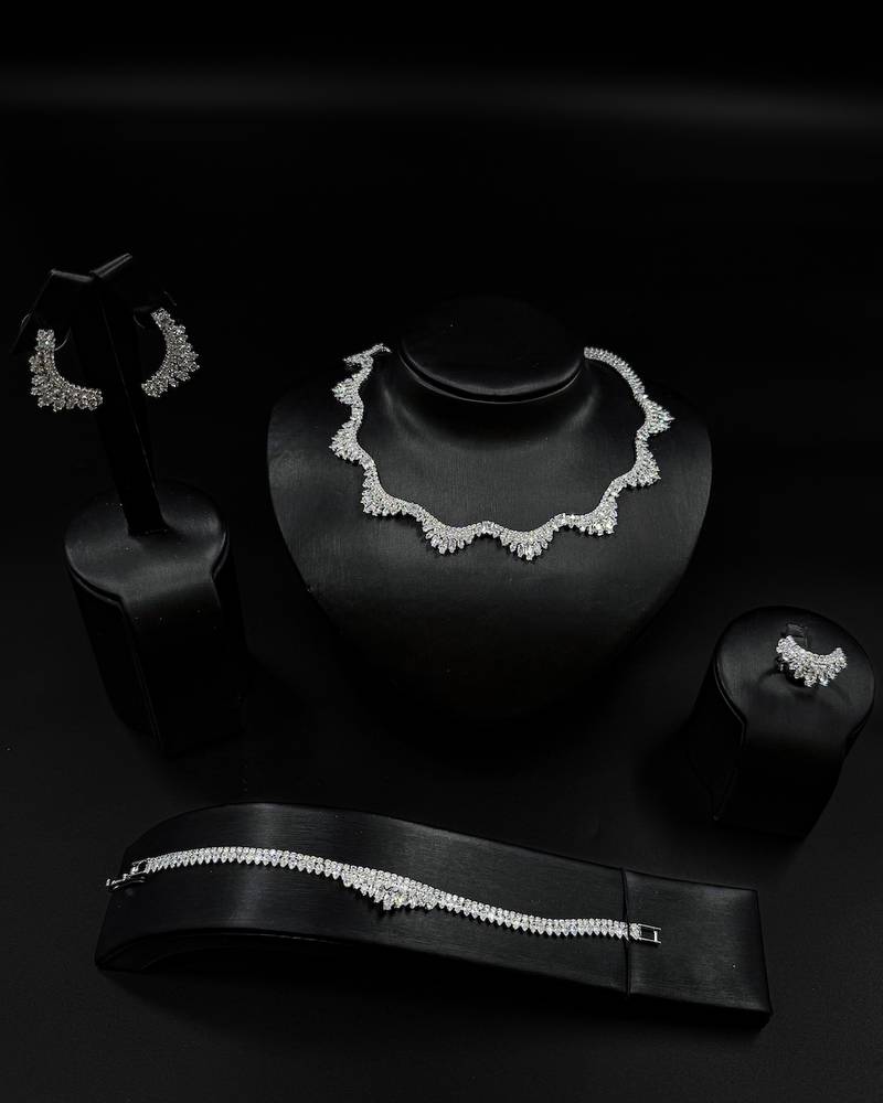 Elegant accessory set with wavy edges