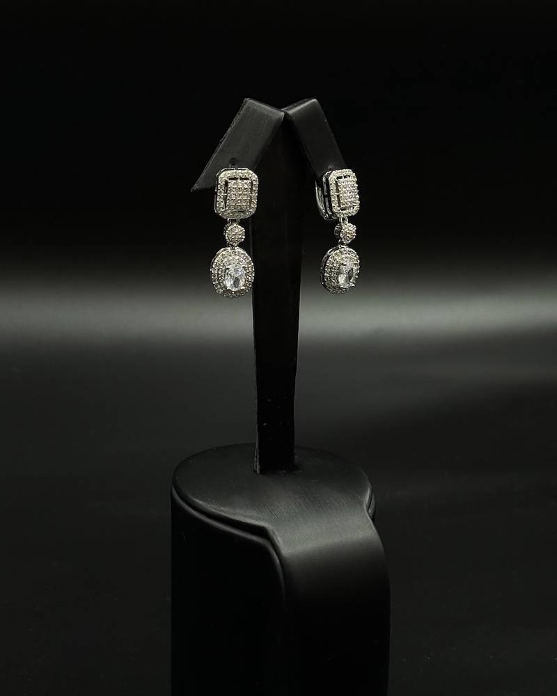 Luxurious drop earrings with sparkling stones
