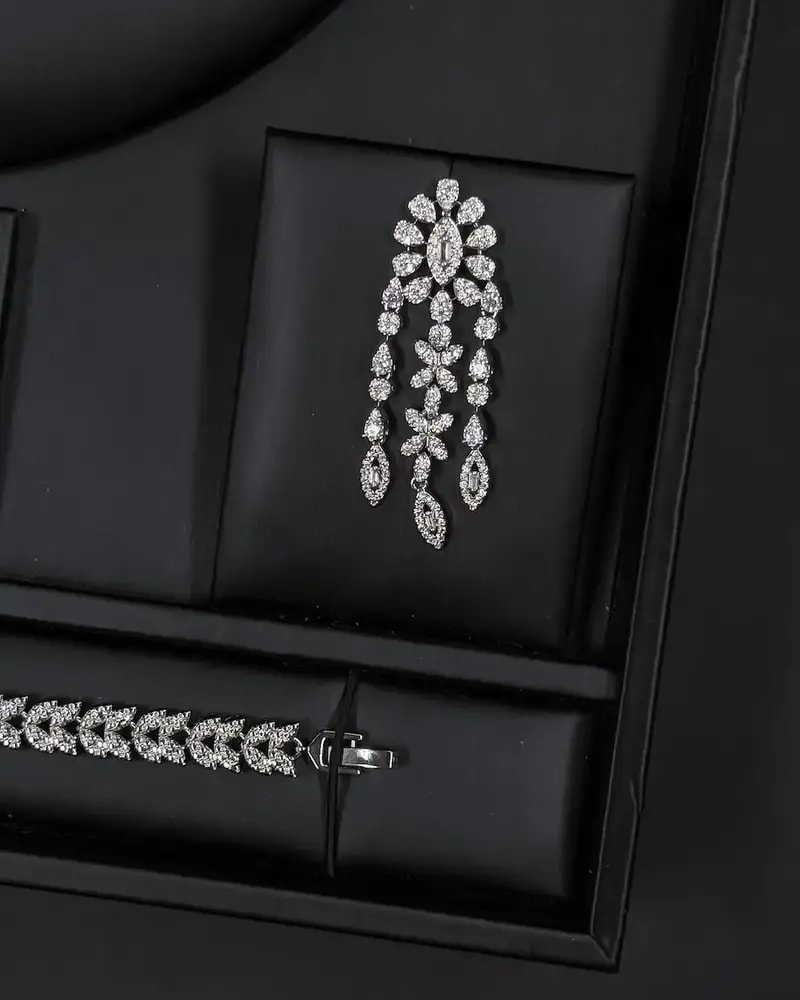 Dense accessory set with an interlocking design