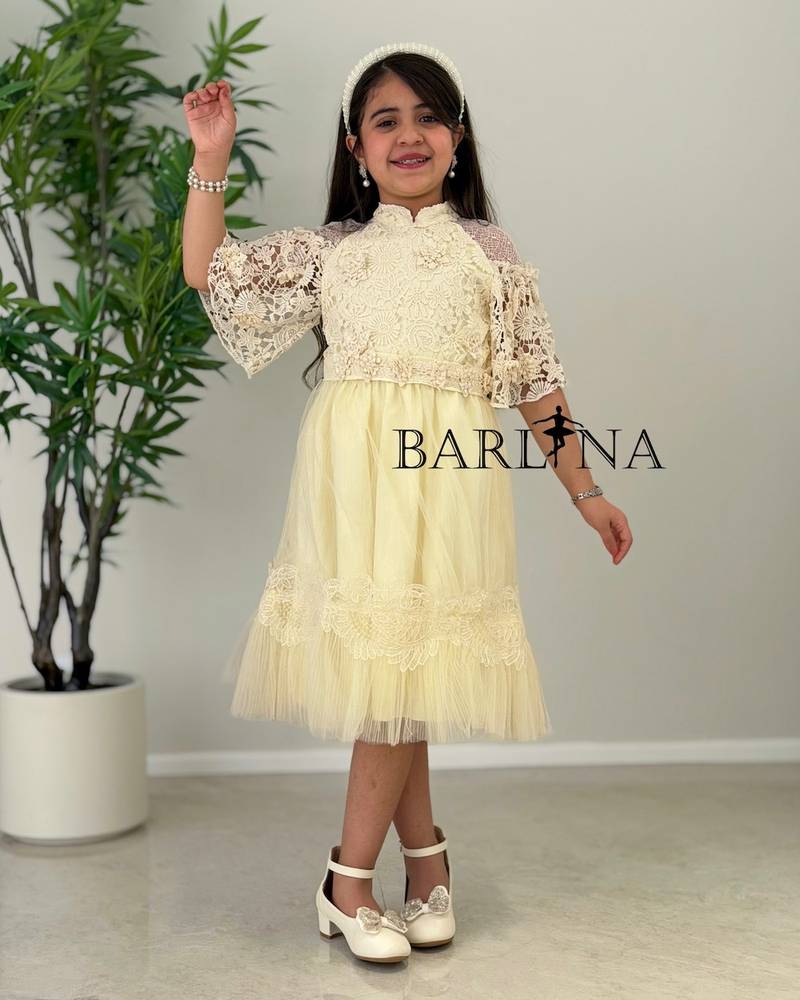 Elegant girls' dress with guipure sleeves