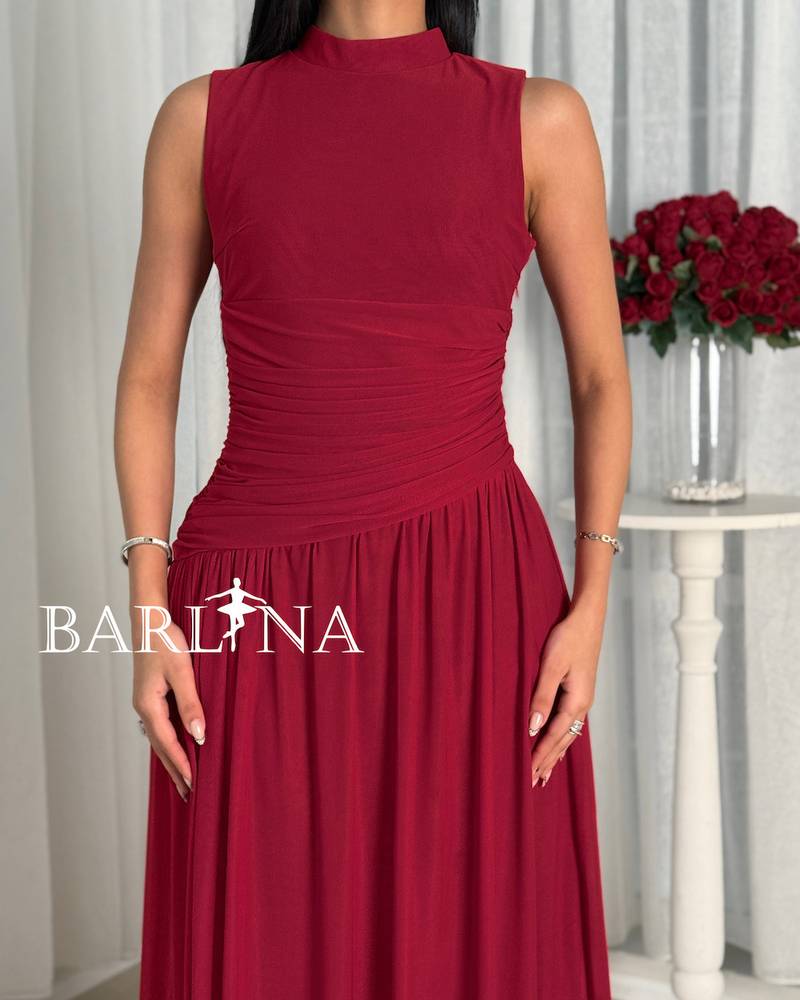 Soft red dress with pleats at the waist
