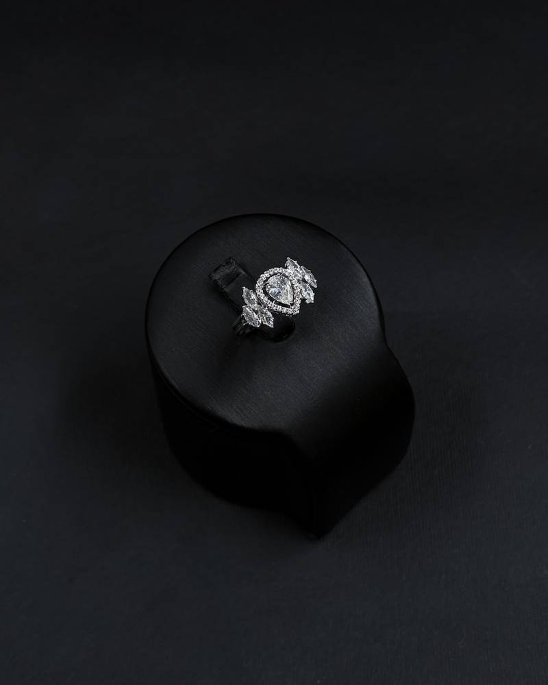 Accessory set with a central teardrop-shaped pendant