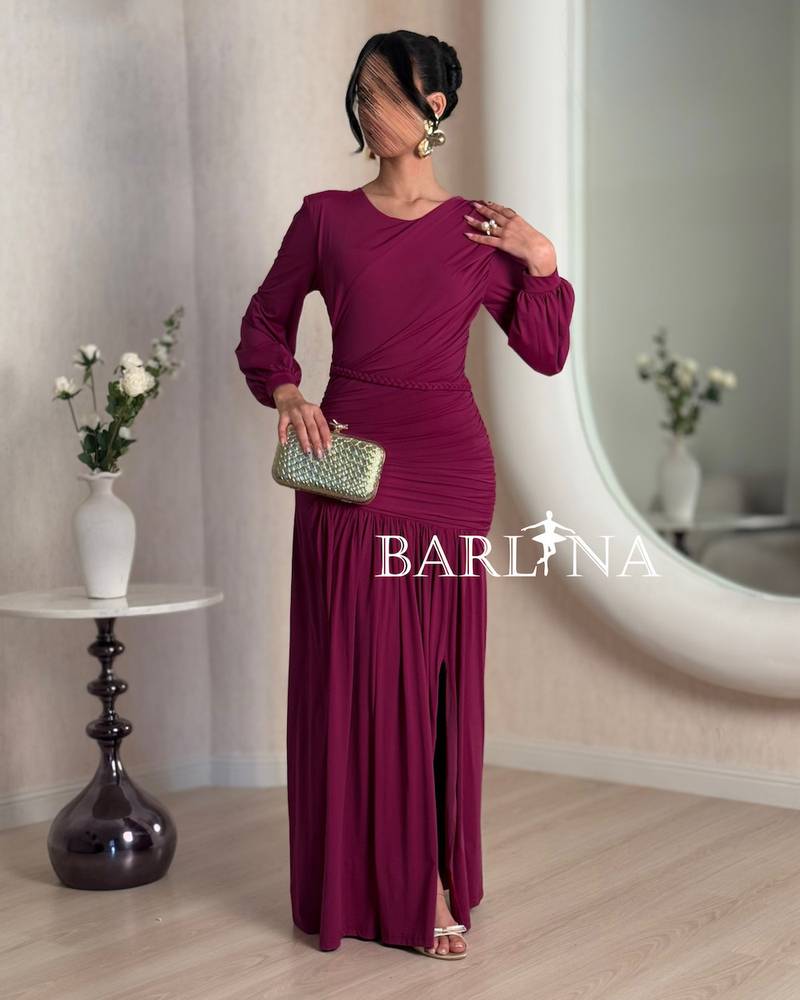 Elegant dress with long sleeves and pleated hem