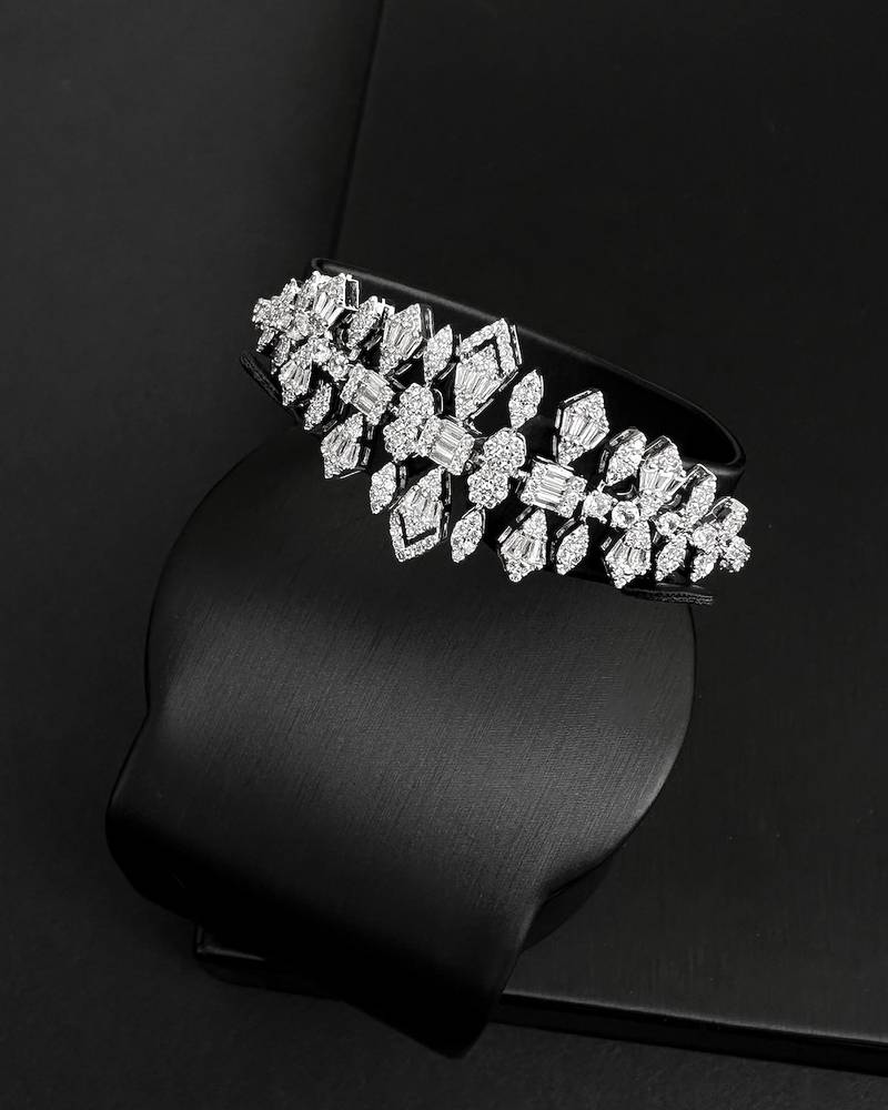 Luxurious accessory set with geometric details