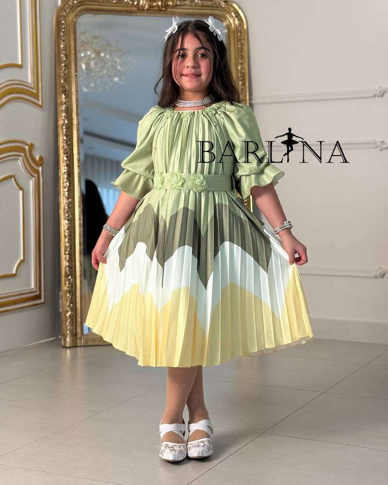 فستان بناتي بألوان متدرجة بتصميم مطوي