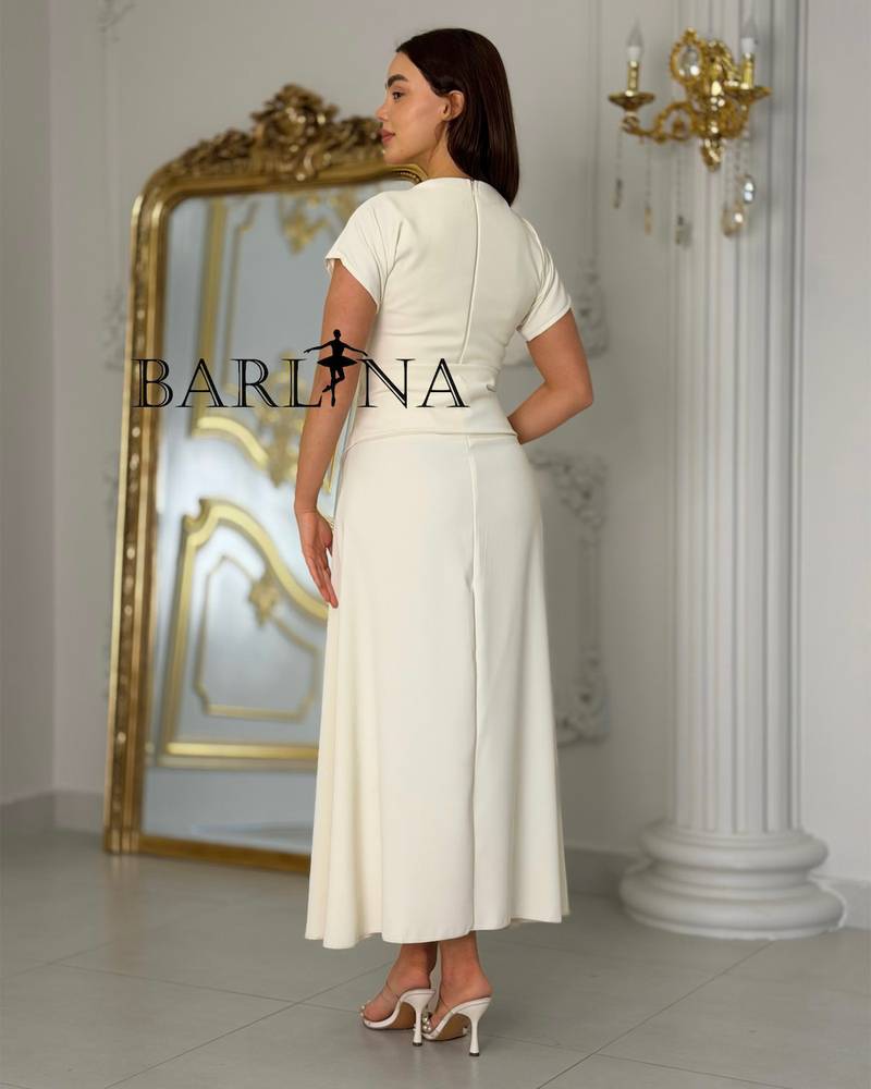 Elegant midi dress in a soft cream color