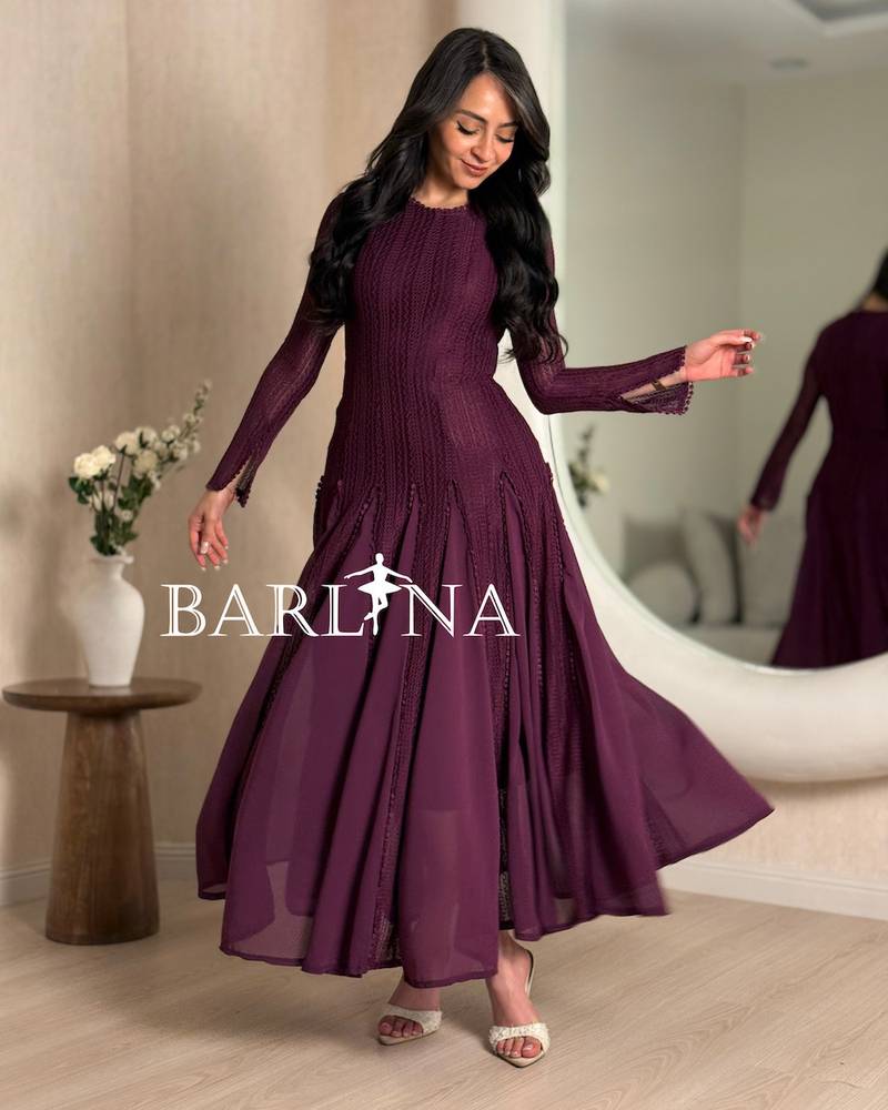 Long-sleeved dress with a wide flared cut