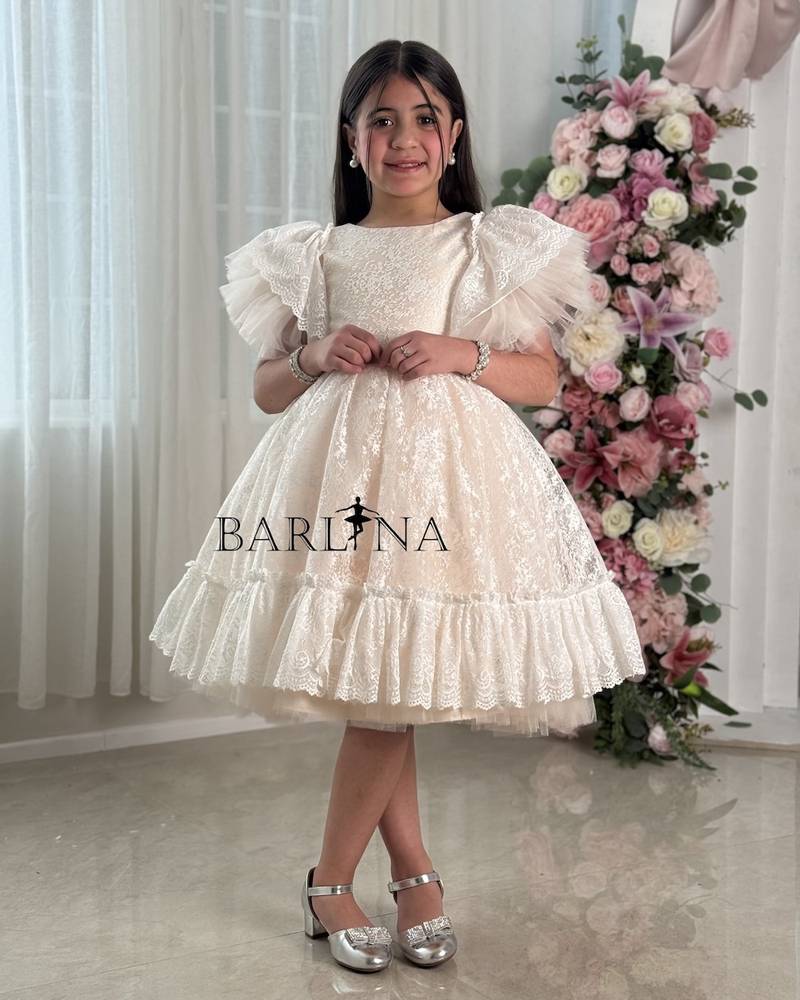 Off-white girls' dress with ruffled sleeves