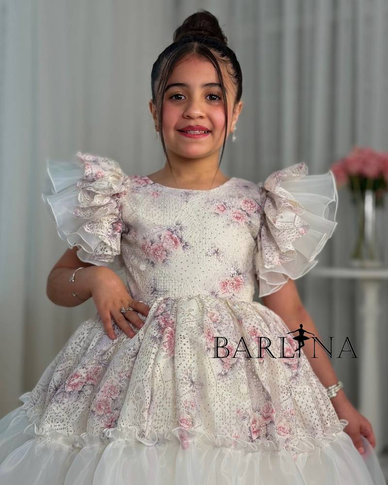 Off-white girls' dress with ruffled sleeves