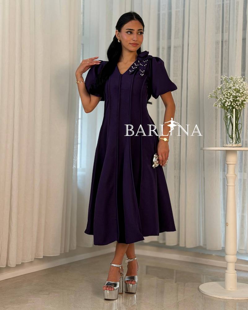 Elegant dress with a fitted waist and puffed sleeves