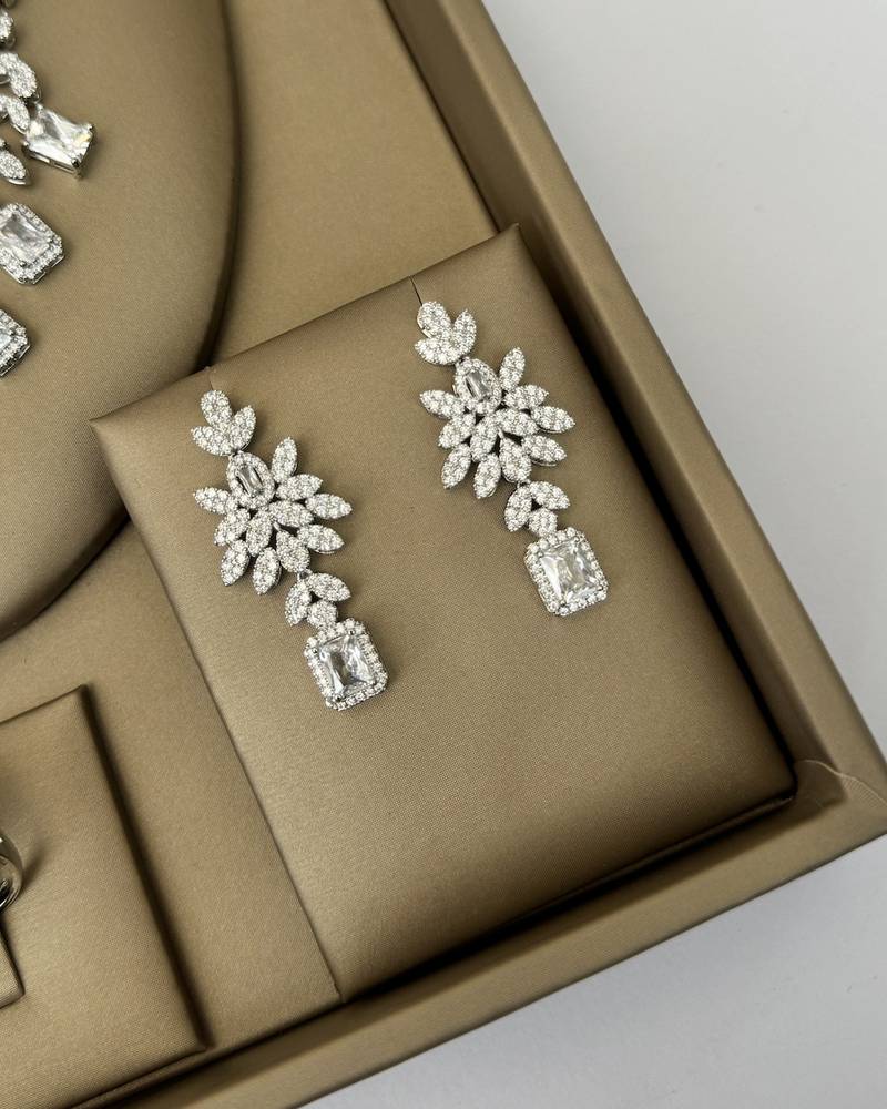 Luxurious accessory set with rectangular stones