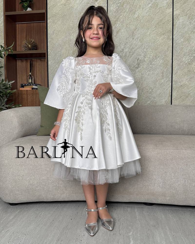 Girls' white dress with wide sleeves